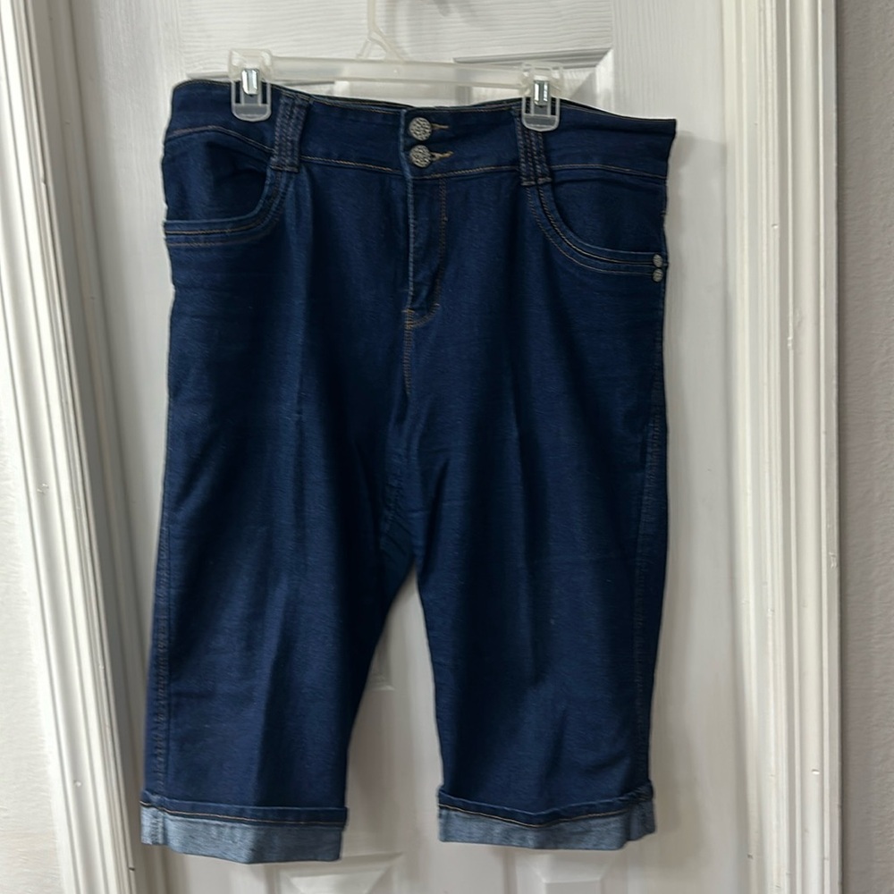 Women blue jean capris
